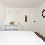 Stylish&bright Close To Subway Apartman *