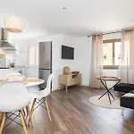 Stylish&bright Close To Subway Apartman